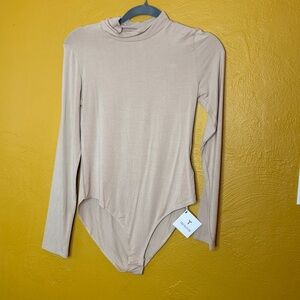 Trenliver NWT creamTan/Light Blush Long Sleeve mock turtleneck Bodysuit Sz. M.
